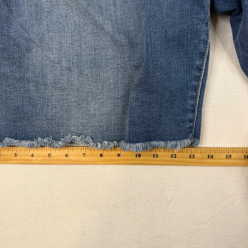 Terra & Sky Plus 28W Bermuda Short Light Wash Distressed Button Fly TummyControl